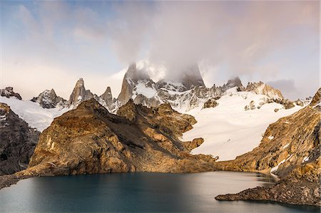 enjeux écologiques - Low cloud over  Fitz Roy mountain range and Laguna de los Tres in Los Glaciares National Park, Patagonia, Argentina Photographie de stock - Premium Libres de Droits, Code: 649-09016713