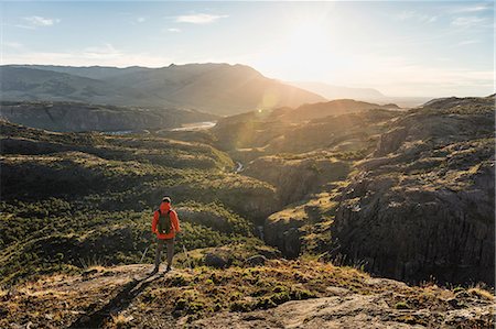 simsearch:649-07737105,k - Male hiker looking over sunlit Los Glaciares National Park, Patagonia, Argentina Fotografie stock - Premium Royalty-Free, Codice: 649-09016737