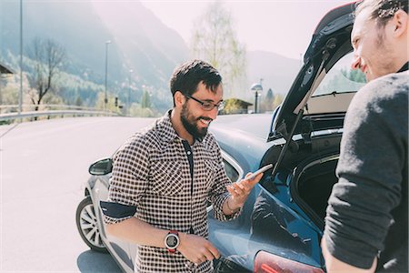 simsearch:693-03309039,k - Two men looking at smartphone by car on rural road, Lombardy, Italy Fotografie stock - Premium Royalty-Free, Codice: 649-09016765