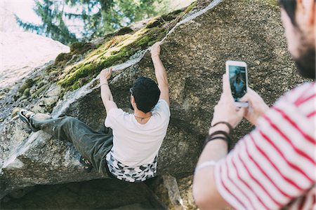 simsearch:614-09213863,k - Male boulderer photographing friend with smartphone, Lombardy, Italy Fotografie stock - Premium Royalty-Free, Codice: 649-09016772
