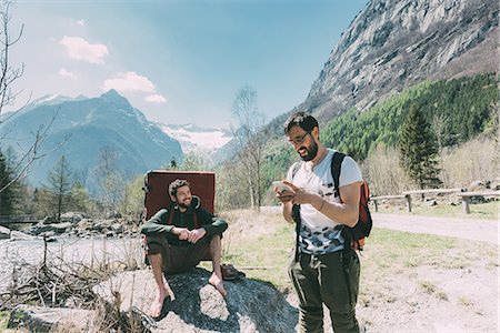 simsearch:649-08422994,k - Two male friends with bouldering mat backpack looking at smartphone on riverside, Lombardy, Italy Photographie de stock - Premium Libres de Droits, Code: 649-09016773