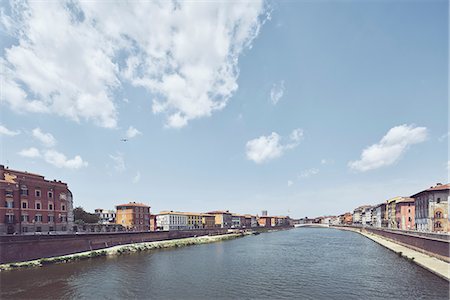 Traditional townhouses and apartments on waterfront of Arno river, Pisa, Tuscany, Italy Fotografie stock - Premium Royalty-Free, Codice: 649-09016839