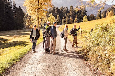 simsearch:614-09110947,k - Portrait of adult walking group on dirt track, Bavaria, Germany Photographie de stock - Premium Libres de Droits, Code: 649-09016902