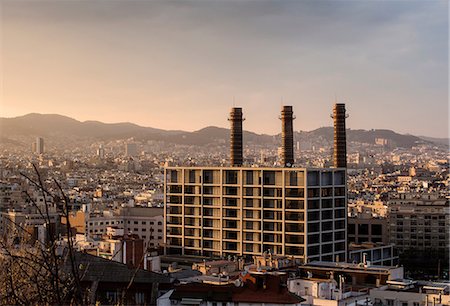 simsearch:649-08859536,k - Elevated cityscape view with row of smokestacks, Barcelona, Spain Photographie de stock - Premium Libres de Droits, Code: 649-09016929