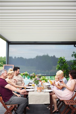 simsearch:649-08577203,k - Three generation family having family lunch on patio Photographie de stock - Premium Libres de Droits, Code: 649-09025502