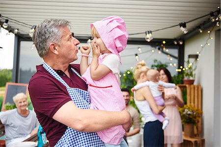 Mature man making faces at toddler granddaughter at family lunch on patio Stockbilder - Premium RF Lizenzfrei, Bildnummer: 649-09025515
