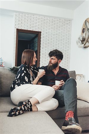 simsearch:614-09249639,k - Couple relaxing with coffee on sofa Foto de stock - Sin royalties Premium, Código: 649-09025531