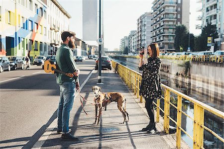 simsearch:649-08840788,k - Young woman photographing boyfriend and dog by canal using instant camera Foto de stock - Sin royalties Premium, Código: 649-09025543