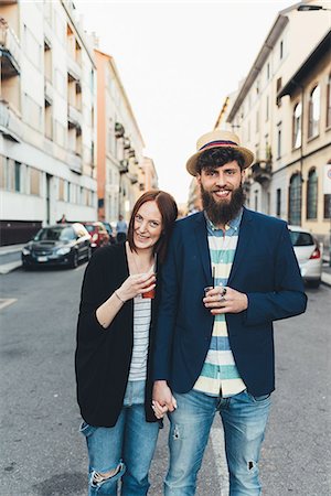 simsearch:614-08884735,k - Portrait of happy couple with cocktails on city street Photographie de stock - Premium Libres de Droits, Code: 649-09025557
