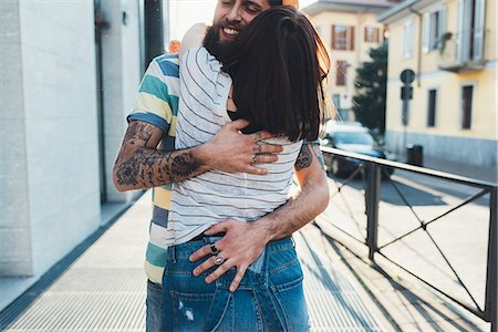 simsearch:649-08060330,k - Romantic couple hugging on sidewalk Foto de stock - Royalty Free Premium, Número: 649-09025550