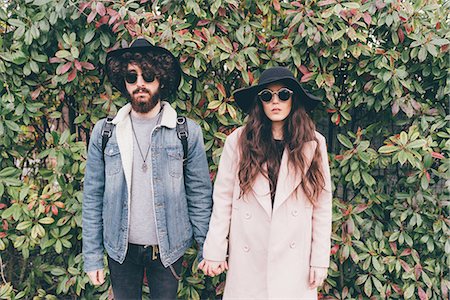 styles of portrait - Portrait of young couple, wearing hats and sunglasses, holding hands Photographie de stock - Premium Libres de Droits, Code: 649-09025623