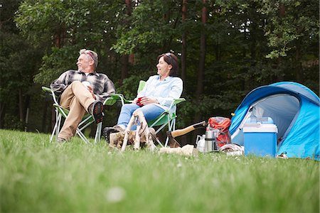 simsearch:614-06116106,k - Mature couple sitting in camping chairs beside tent, low angle view Foto de stock - Sin royalties Premium, Código: 649-09025675