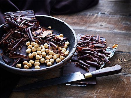 Chocolate shavings and hazelnuts in bowl Stock Photo - Premium Royalty-Free, Code: 649-09025790