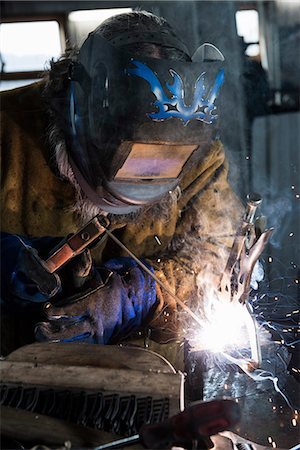 simsearch:649-09026034,k - Blacksmith in welding mask welding metal in workshop Photographie de stock - Premium Libres de Droits, Code: 649-09026027