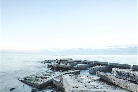 Concrete slabs of derelict pier in sea, Odessa, Odessa Oblast, Ukraine, Europe Foto de stock - Sin royalties Premium, Código: 649-09026241