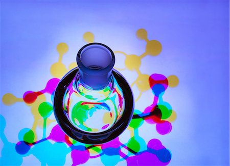 Laboratory flask containing a chemical formula with molecular structure background - illustrating research Foto de stock - Sin royalties Premium, Código: 649-09035411