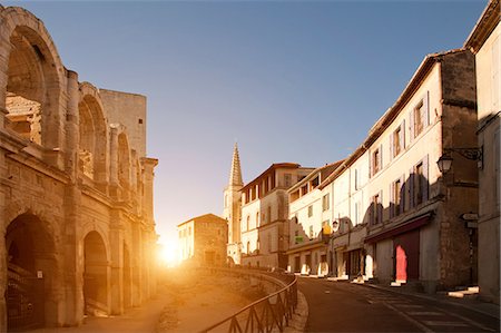 View of street and Arles Amphitheatre, Arles, Provence-Alpes-Cote d'Azur, France Stockbilder - Premium RF Lizenzfrei, Bildnummer: 649-09035501