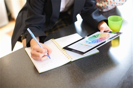 simsearch:649-09026125,k - Mid section of teenage schoolgirl doing homework at kitchen counter Foto de stock - Sin royalties Premium, Código: 649-09035518