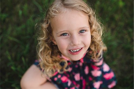 Overhead portrait of blond haired girl on grass Fotografie stock - Premium Royalty-Free, Codice: 649-09035523
