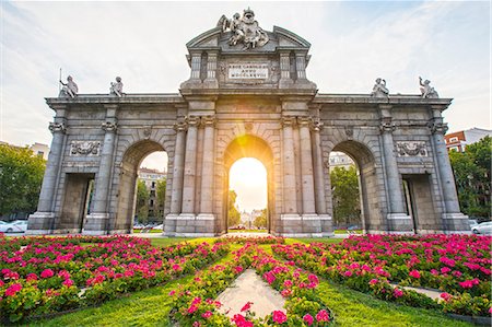 plaza de la independencia - Sunlight through Puerta de Alcala, Madrid, Spain Foto de stock - Sin royalties Premium, Código: 649-09035626