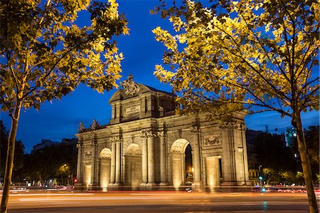 Puerta de Alcala illuminated at night, Madrid, Spain Photographie de stock - Premium Libres de Droits, Code: 649-09035627