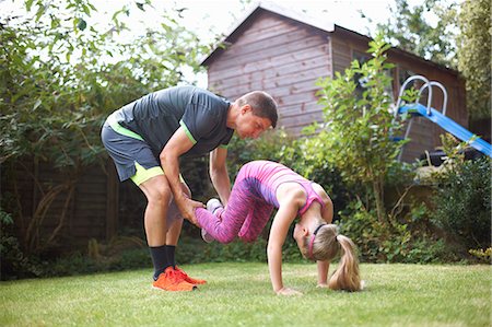 simsearch:649-08563716,k - Father and daughter in garden, daughter's hands on grass, father lifting her legs Foto de stock - Sin royalties Premium, Código: 649-09035786