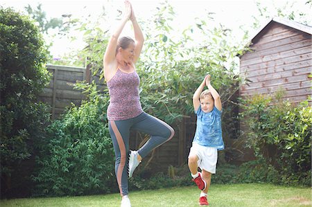 simsearch:649-07436476,k - Mother and son exercising in garden, standing in yoga position Fotografie stock - Premium Royalty-Free, Codice: 649-09035795