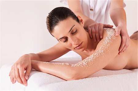 exfoliating - Woman in spa environment, having salt crystal massage Foto de stock - Sin royalties Premium, Código: 649-09035882