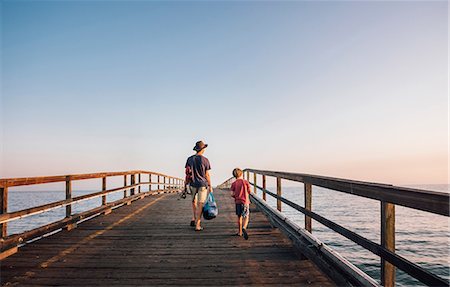 Rear view of father and son walking on pier, Goleta, California, United States, North America Photographie de stock - Premium Libres de Droits, Code: 649-09035959