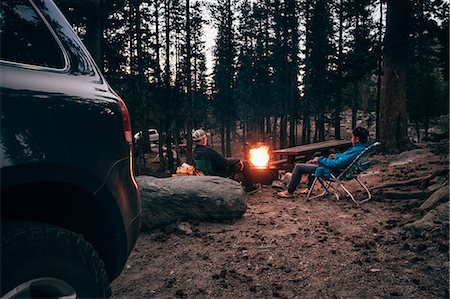 simsearch:649-09035974,k - Friends camping in forest by campfire, Mammoth Lake, California, USA, North America Foto de stock - Sin royalties Premium, Código: 649-09035973