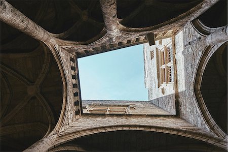 simsearch:649-09035497,k - Low angle view of church cloister and blue sky, Pezenas, Occitanie region, France Foto de stock - Sin royalties Premium, Código: 649-09036024