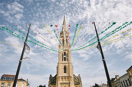 simsearch:649-08988056,k - Low angle view of bunting from Eglise Notre-Dame bell tower, Bergerac, Aquitaine, France Foto de stock - Sin royalties Premium, Código: 649-09036030