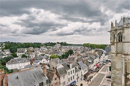 simsearch:649-08702907,k - High angle view of church and rooftop cityscape, Amboise, Loire Valley, France Foto de stock - Sin royalties Premium, Código: 649-09036046