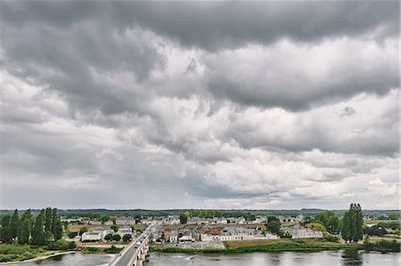 simsearch:400-06329069,k - Elevated view of bridge over Loire river, Amboise, Loire Valley, France Photographie de stock - Premium Libres de Droits, Code: 649-09036051