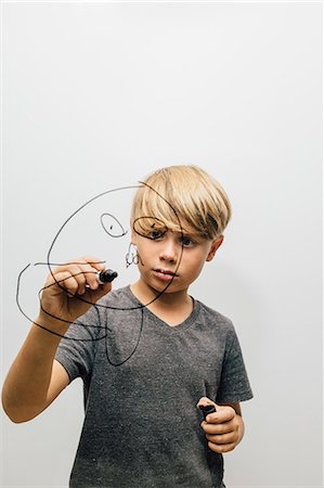 simsearch:649-09209409,k - Boy drawing face with marker pen onto glass wall Stock Photo - Premium Royalty-Free, Code: 649-09036352