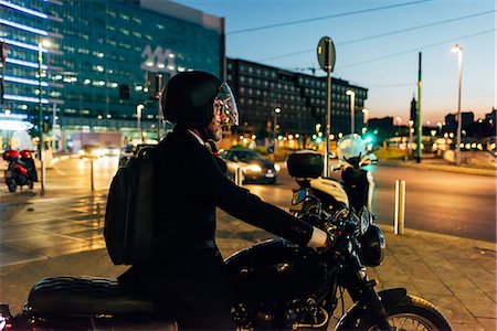 Mature businessman outdoors at night, riding motorcycle Foto de stock - Sin royalties Premium, Código: 649-09061369