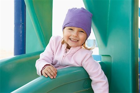 Portrait of girl on slide looking at camera smiling Foto de stock - Sin royalties Premium, Código: 649-09061372