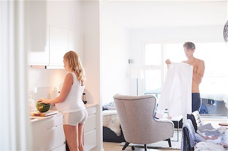 simsearch:649-09061407,k - Pregnant young woman preparing breakfast while husband getting ready Photographie de stock - Premium Libres de Droits, Code: 649-09061390