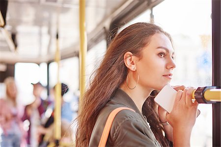 passageira - Young woman on city tram gazing out through window Foto de stock - Royalty Free Premium, Número: 649-09061448