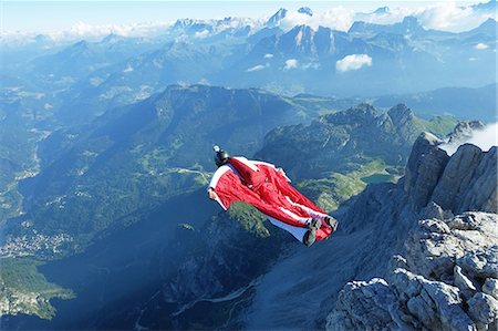 simsearch:649-08715007,k - Male wingsuit BASE jumper taking off from cliff edge Foto de stock - Royalty Free Premium, Número: 649-09061482