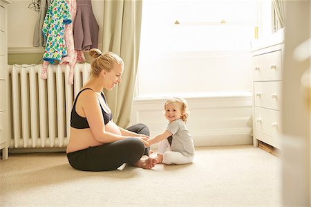 Pregnant woman and daughter in bedroom Stock Photo - Premium Royalty-Free, Code: 649-09061576