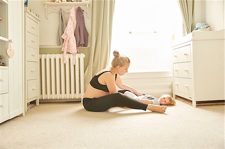 Pregnant woman and daughter in bedroom Stock Photo - Premium Royalty-Free, Code: 649-09061579