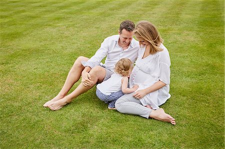 simsearch:649-09061579,k - Couple with daughter on green lawn Photographie de stock - Premium Libres de Droits, Code: 649-09061572