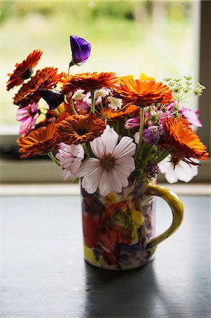 simsearch:649-06489153,k - Cut flower arrangement in painted mug Foto de stock - Sin royalties Premium, Código: 649-09061616