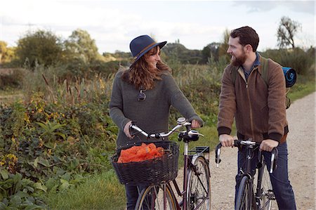 Couple enjoying cycling on marshes Foto de stock - Sin royalties Premium, Código: 649-09061667