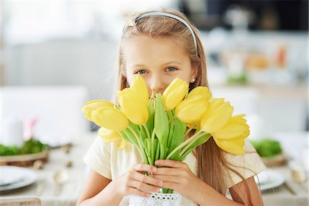 simsearch:6108-05874752,k - Portrait of girl holding and hiding behind yellow tulips Photographie de stock - Premium Libres de Droits, Code: 649-09061687