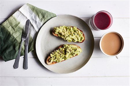 simsearch:649-07119300,k - Avocado on toast on white plate, overhead view Foto de stock - Sin royalties Premium, Código: 649-09061708