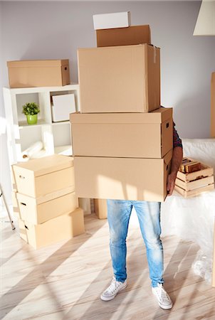 simsearch:614-01170983,k - Moving home, young man holding stack of cardboard boxes Photographie de stock - Premium Libres de Droits, Code: 649-09061732