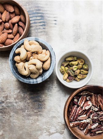simsearch:695-05771477,k - Variety of mixed nuts in bowls, close-up Foto de stock - Sin royalties Premium, Código: 649-09061821