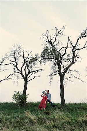 Pregnant couple looking out from hillside Foto de stock - Sin royalties Premium, Código: 649-09061908